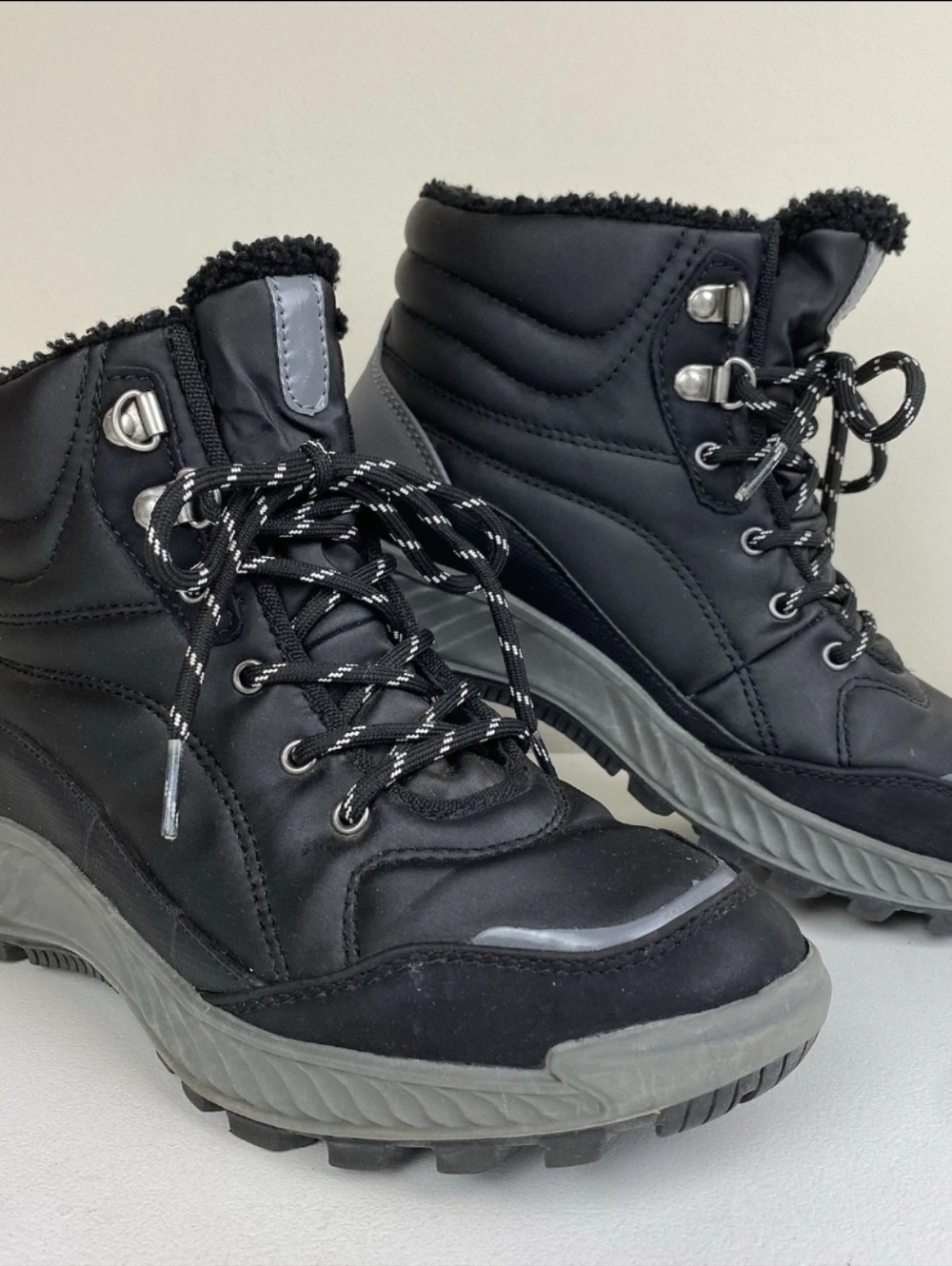 6.5 Batetraps Black Hiking Boots with Gray.